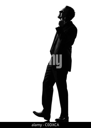 Silhouette caucasian business homme au téléphone le comportement exprimant toute la longueur sur studio isolé sur fond blanc Banque D'Images