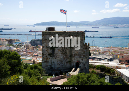 La tour du château maure de l'hommage en premier plan et détroit de Gibraltar et l'Espagne, en arrière-plan. Vu du rocher de Gibraltar. Banque D'Images