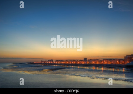 Couleur animé coucher de soleil sur jetée de Worthing sur la côte sud de l'Angleterre Banque D'Images