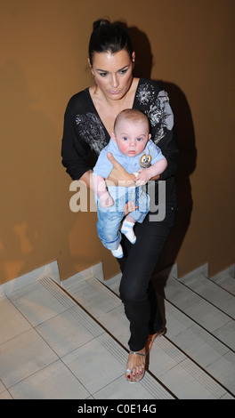 Modèle Alena Seredova tchèque et son fils Louis Thomas à un défilé de mode pour Replay and Sons. Elle est la modélisation pour la première fois depuis Banque D'Images