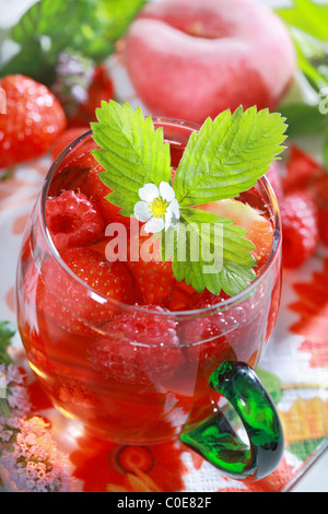 Glace d'été rafraîchissante avec plateau de fruits et d'herbes Banque D'Images