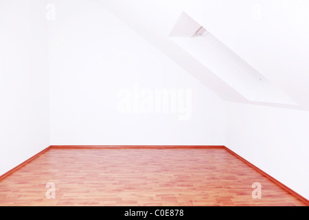 Déménagement dans ou hors - salle vide avec la fenêtre de toit Banque D'Images