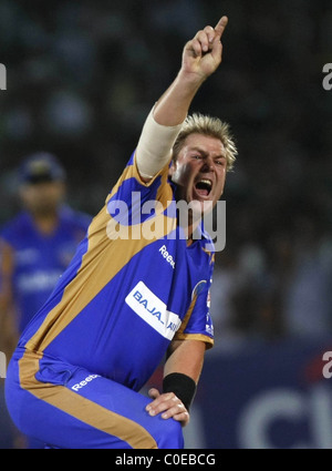 Shane Warne le capitaine du Rajasthan Royals appels durant le match contre l'Hyderabad Deccan Chargers à l'IPL T20 match à Banque D'Images