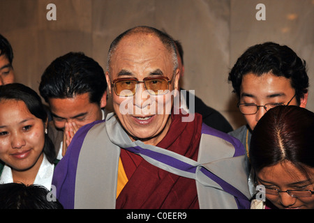 Sa Sainteté le dalaï-Lama reçoit un doctorat honorifique de l'Université métropolitaine de Londres au cours d'une cérémonie à l Banque D'Images