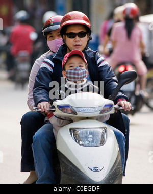 Les gens la trottinette/cyclomoteurs au Vietnam à Hanoi Banque D'Images