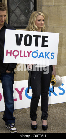 Emma Rigby qui joue Hannah Ashworth Le cast de Hollyoaks le tournage d'une scène de protestation à l'extérieur des Studios de Londres - Londres, Angleterre Banque D'Images