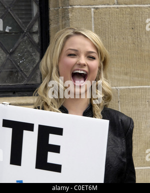 Emma Rigby qui joue Hannah Ashworth Le cast de Hollyoaks le tournage d'une scène de protestation à l'extérieur des Studios de Londres - Londres, Angleterre Banque D'Images