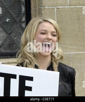 Emma Rigby qui joue Hannah Ashworth Le cast de Hollyoaks le tournage d'une scène de protestation à l'extérieur des Studios de Londres - Londres, Angleterre Banque D'Images