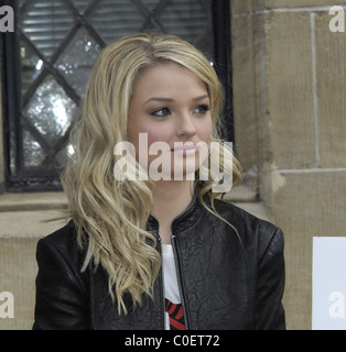 Emma Rigby qui joue Hannah Ashworth Le cast de Hollyoaks le tournage d'une scène de protestation à l'extérieur des Studios de Londres - Londres, Angleterre Banque D'Images