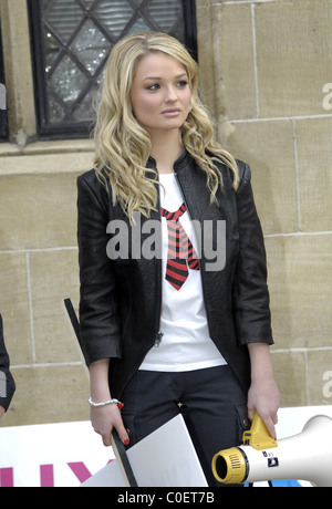 Emma Rigby qui joue Hannah Ashworth Le cast de Hollyoaks le tournage d'une scène de protestation à l'extérieur des Studios de Londres - Londres, Angleterre Banque D'Images