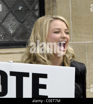 Emma Rigby qui joue Hannah Ashworth Le cast de Hollyoaks le tournage d'une scène de protestation à l'extérieur des Studios de Londres - Londres, Angleterre Banque D'Images