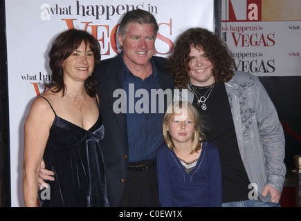 Traiter les Williams avec sa femme Pam Van Sant, fils Gill Williams et sa fille Elinor Williams Los Angeles premiere de 'ce qui se passe Banque D'Images