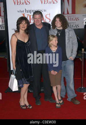 Traiter les Williams avec sa femme Pam Van Sant, fils Gill Williams et sa fille Elinor Williams Los Angeles premiere de 'ce qui se passe Banque D'Images