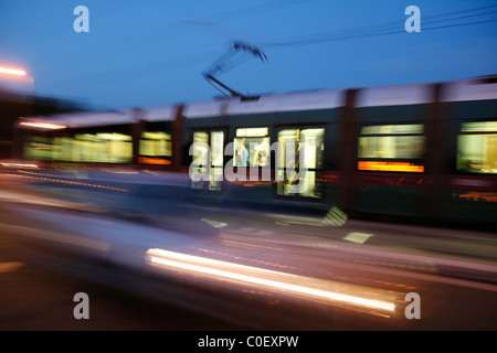 Transport tramway métro rapide sur les voies en ville la nuit Banque D'Images