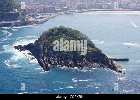 L'île de Santa Clara est au centre de la baie de La Concha de Donostia - San Sebastian, Espagne. Banque D'Images