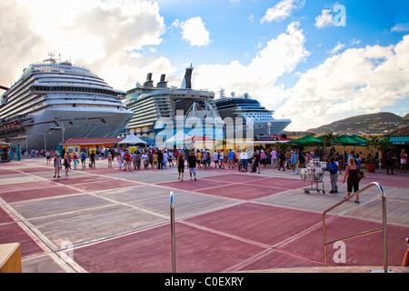 Les passagers de croisière dans le Port de Saint-Martin, Antilles néerlandaises dans les Caraïbes Banque D'Images