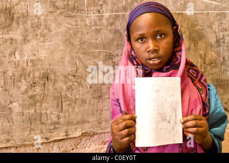 Jeune étudiant rwandais avec son travail artistique. Banque D'Images