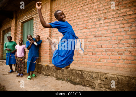 L'école des filles rwandaises la corde à sauter. Banque D'Images