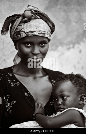 Femme rwandaise, avec sa fille. Banque D'Images