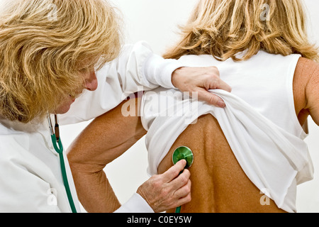 Femme médecin contrôle de la pulsation d'une autre femme avec un stéthoscope Banque D'Images