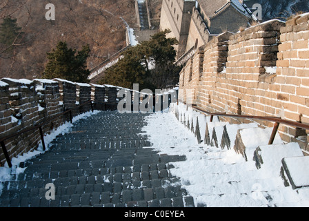 La neige sur les pas d'un particulièrement dynamique et irrégulier de la Grande Muraille de Chine à Mutianyu, près de Beijing. Banque D'Images