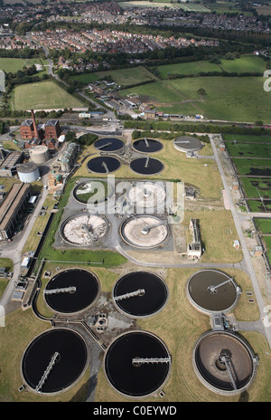 Compte tenu de l'Ariel station de pompage victorien à Claymills à Burton upon Trent UK à côté de l'usine de traitement de l'eau moderne Banque D'Images