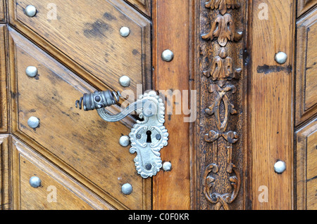 Porte d'entrée en bois orné de la maison avec le soleil noir sur Celetna, Prague, République tchèque. Banque D'Images