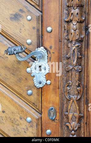 Porte d'entrée en bois orné de la maison avec le soleil noir sur Celetna, Prague, République tchèque. Banque D'Images