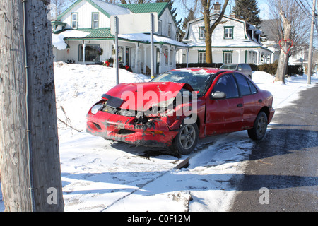 Voiture rouge vue latérale endommagée dans un accident d'auto, capot Banque D'Images