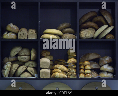 Loafs de pain sur des étagères dans un café Banque D'Images