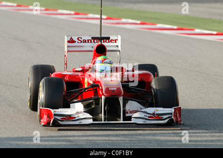 Pilote de Formule 1 brésilien Felipe Massa dans la voiture de course Ferrari F150Th en février 2011 Banque D'Images