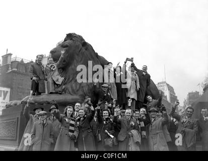 Les supporters de football à Trafalgar Square Londres pour la finale de la FA Cup 1949 Banque D'Images