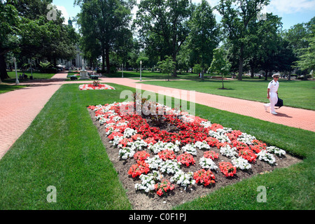 Un étudiant de promenades à travers le campus de l'Académie navale américaine à Annapolis, MD. Banque D'Images