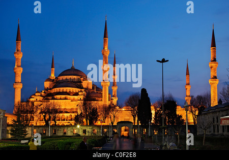 Vue de nuit de la Mosquée Bleue (Sultanahmet Camii) avec ses 6 minarets du côté de Sainte-sophie Banque D'Images