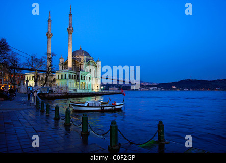 La mosquée Ortakôy dans l'heure bleue. Dans l'arrière-plan l'un des ponts du Bosphore, qui relie les 2 côtés de Istanbul Banque D'Images