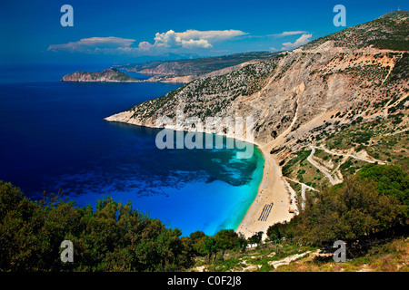 Monde célèbre Plage de Myrtos sur l'île de Céphalonie. Dans l'arrière-plan dans cette petite péninsule vous pouvez voir le village d'Assos. Grèce Banque D'Images