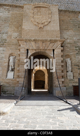 Pont-levis dans la fortification. Ibiza. L'Espagne. Banque D'Images