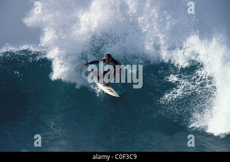 Kelly Slater surf à Winkipop, Victoria, Australie, 1998 Banque D'Images