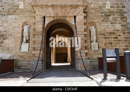 Pont-levis dans la fortification. Ibiza. L'Espagne. Banque D'Images