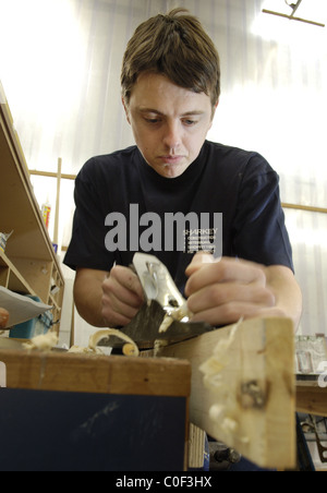 Apprenti menuisier avec plan en bois Banque D'Images