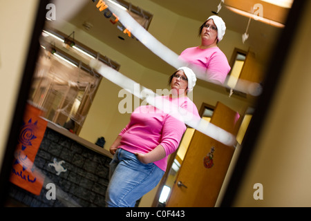 Reedley hallows, California, United States. Portrait d'une adolescente obèse en miroir. Banque D'Images