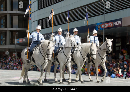 La police à cheval participe au défilé de Noël des pharmacies nationales dans les rues d'Adélaïde, en Australie du Sud. Banque D'Images