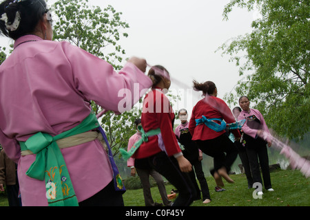 Les femmes exécutent une danse traditionnelle sur les rives du lac de l'Ouest, Hang Zhou. Banque D'Images