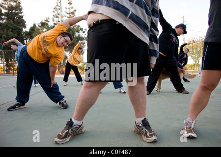 Reedley hallows, California, United States. Les adolescents obèses étirer après leur matin activité à Wellspring Academy, un pensionnat Banque D'Images