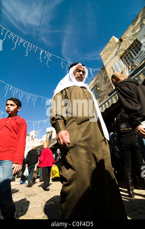 Habillé traditionnellement d'un homme arabe balade dans le quartier musulman de la vieille ville de Jérusalem. Banque D'Images