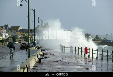Une vague s'écrase sur la digue promenade à Penzance, Cornwall Banque D'Images