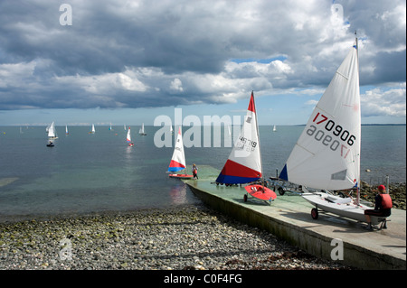 Dériveurs au comté d'Antrim Yacht Club, Whitehead, L'Irlande du Nord. Banque D'Images