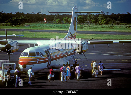 Les passagers de la compagnie aérienne, avion sur le tarmac, avion, tarmac, le raizet aéroport, ville de Pointe-à-Pitre, grande terre, Guadeloupe, French West Indies Banque D'Images