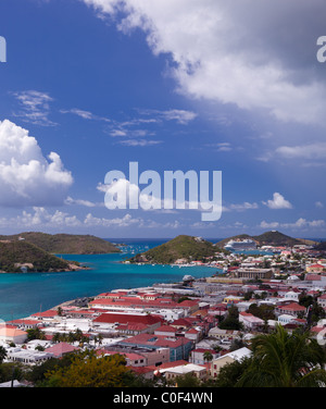 Vue aérienne de la ville de Charlotte Amalie et port de St Thomas dans les Iles Vierges américaines en été Banque D'Images