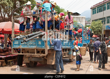 L'Asie, Chine, Yunnan, Honghe Préfecture, Jinping County, Ville Laomeng. Yi les hommes conseil chariot au marché. Banque D'Images